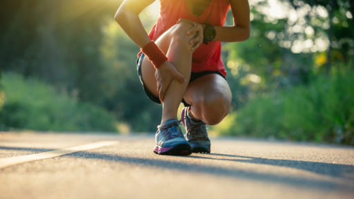 Woman runner got sports injurya
