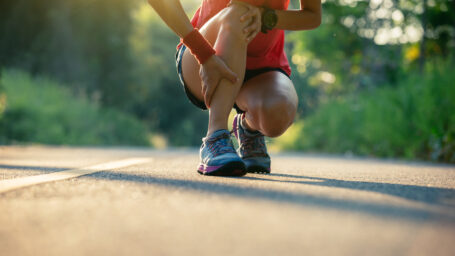 Woman runner got sports injurya